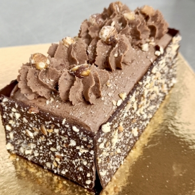 Bûche chocolat, caramel et rocher noisette