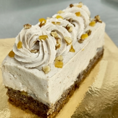 Bûche marron, marmelade d'orange et noix